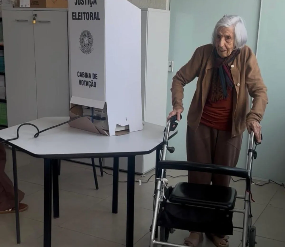 Aos 100 anos, Eny Villela Braga vota em Volta Redonda