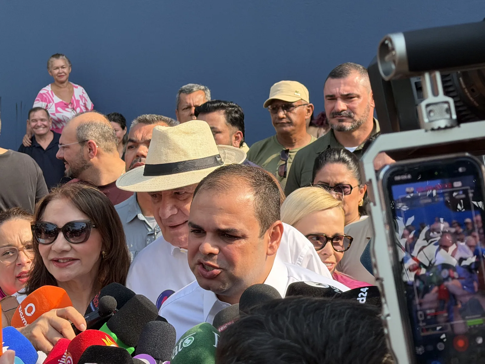 Roberto Cidade vota em Manaus e diz esperar chegar ao segundo turno