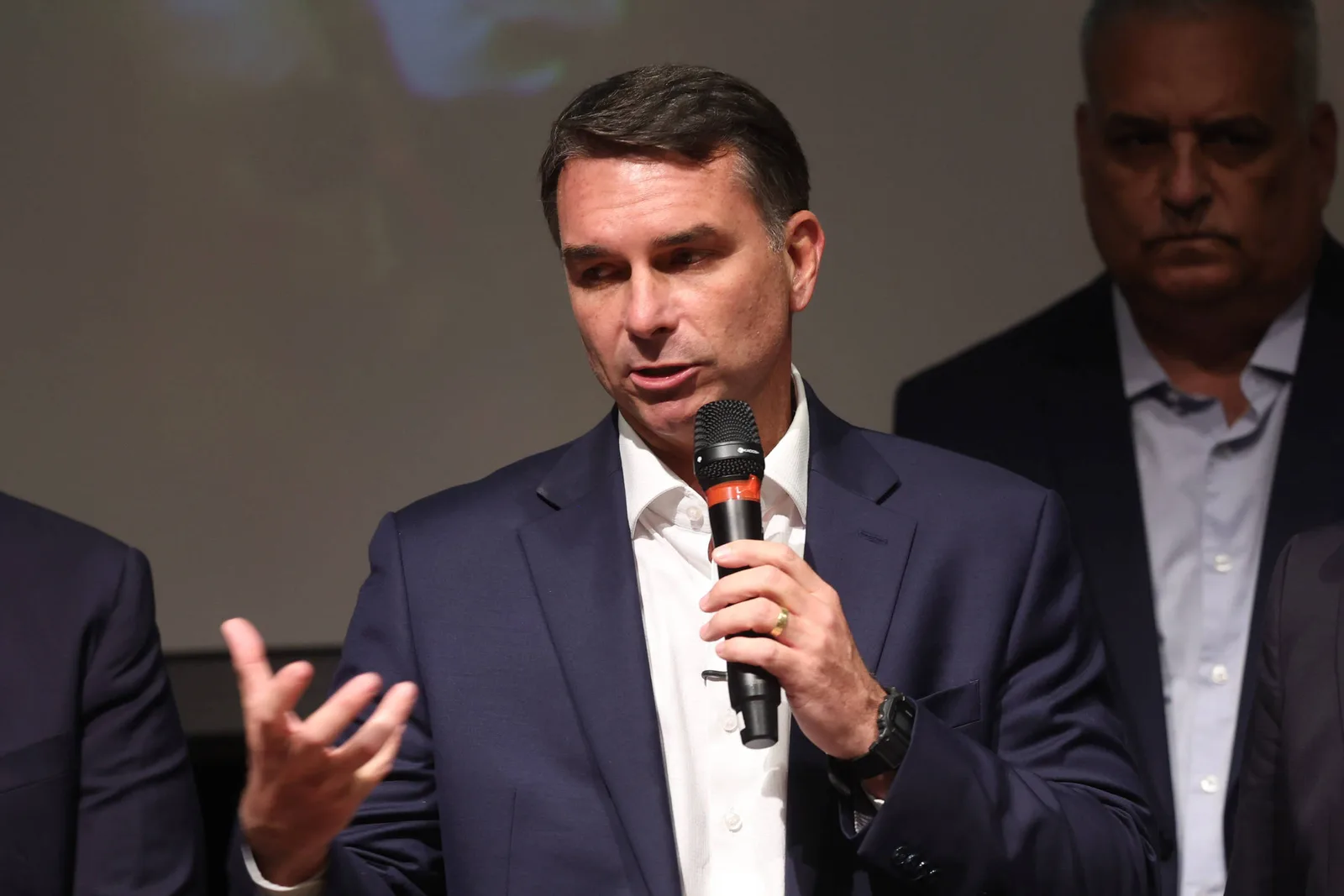 Leitores comentam Flávio, juros, Judiciário e troca de técnicos