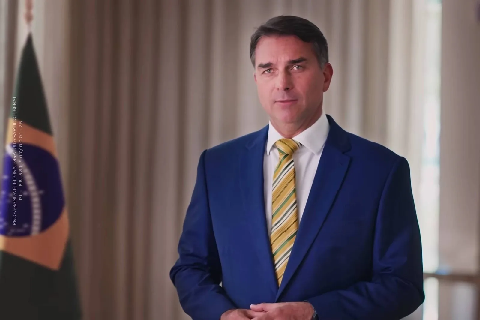 Flávio Bolsonaro usa propaganda para atacar Moraes e prometer mudanças no STF