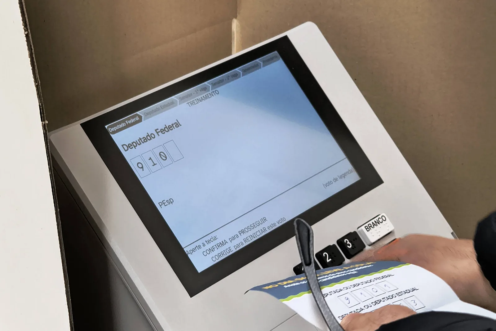 Urna terá barra para indicar a ordem de votação nas eleições de 2026