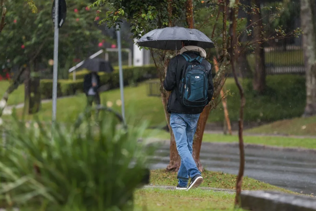 Inmet alerta para tempestades em todo o Paraná nesta quarta-feira