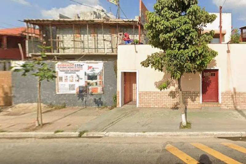 Risco de queda de materiais leva à interdição de escola na Penha