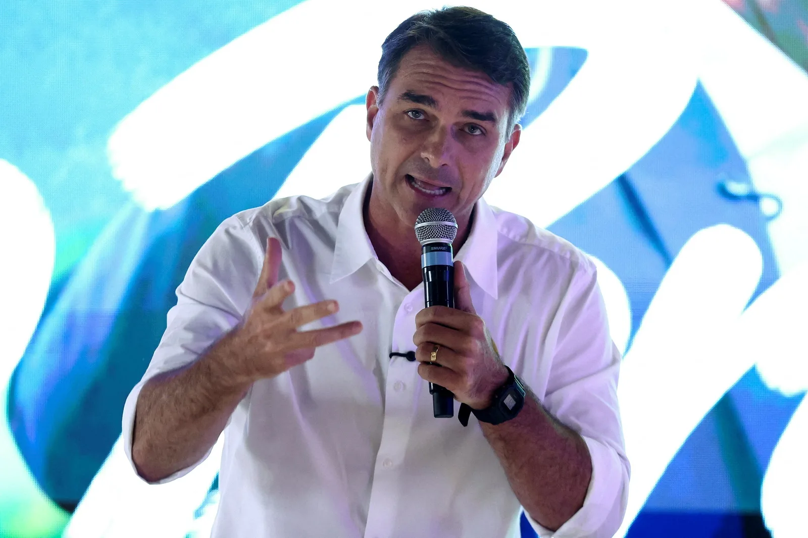 Decisão sobre canal no WhatsApp mobiliza acusações de Flávio Bolsonaro