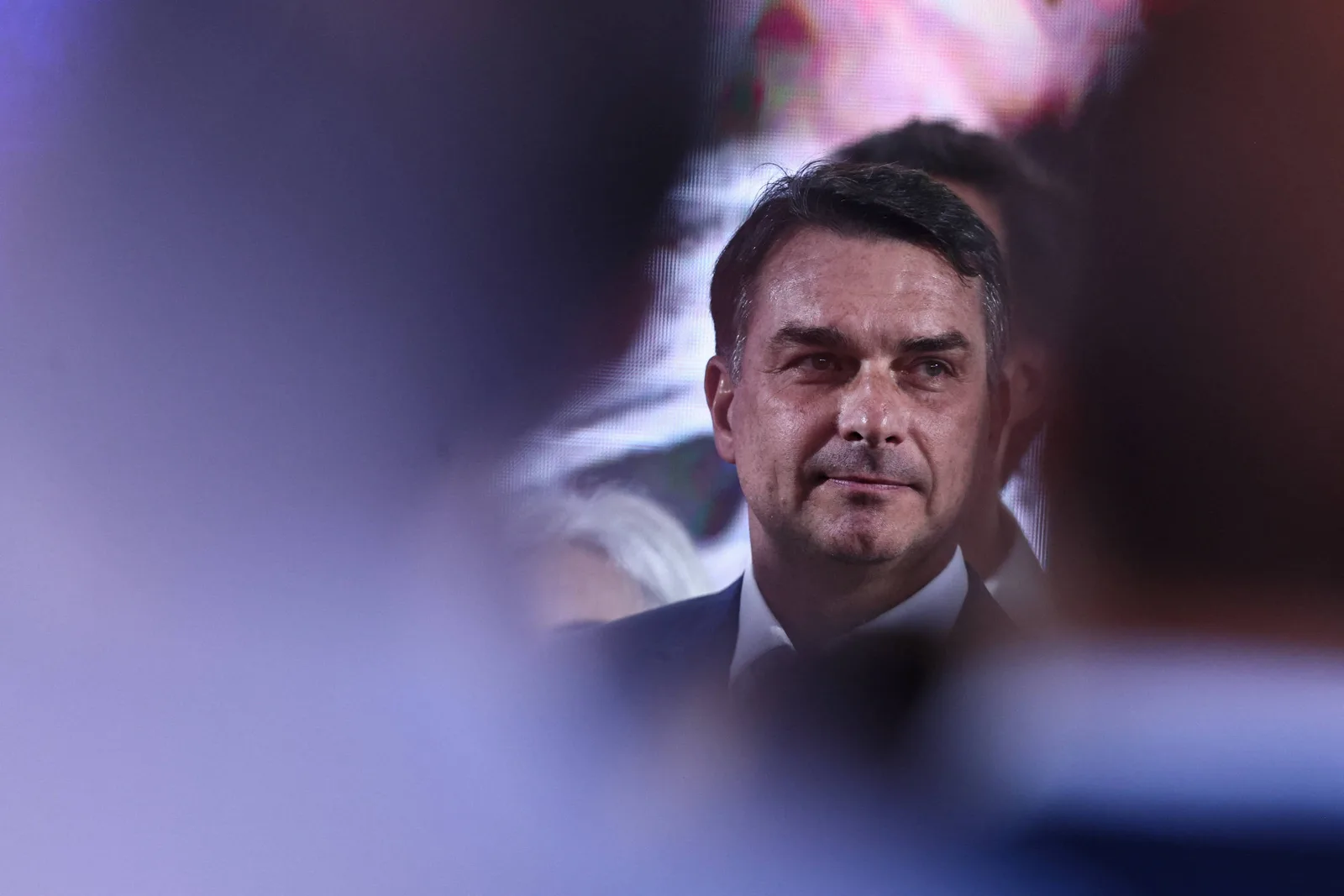 Flávio Bolsonaro descarta debate com Lula na Band neste domingo