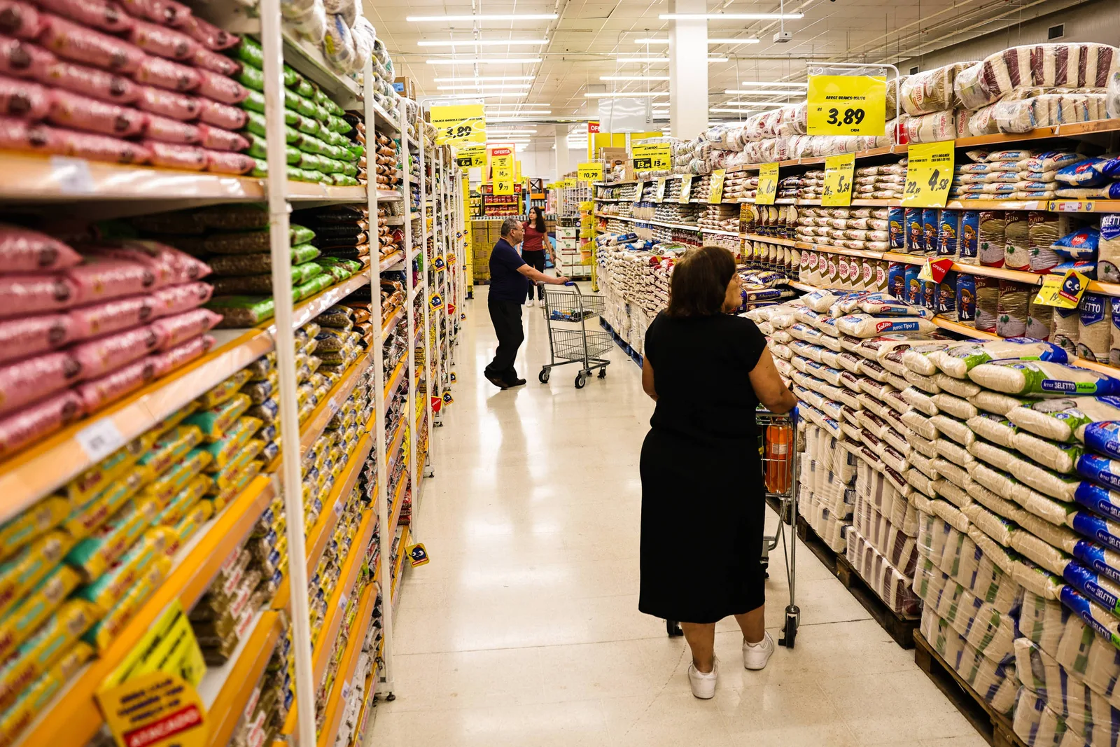 Poder de compra de alimentos supera 2022, mas segue abaixo do pré-pandemia
