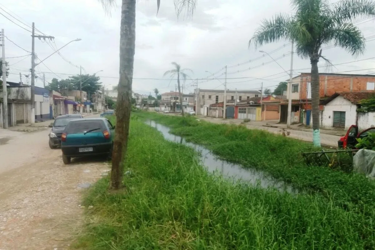 Homem é resgatado de córrego durante enchente em São Vicente