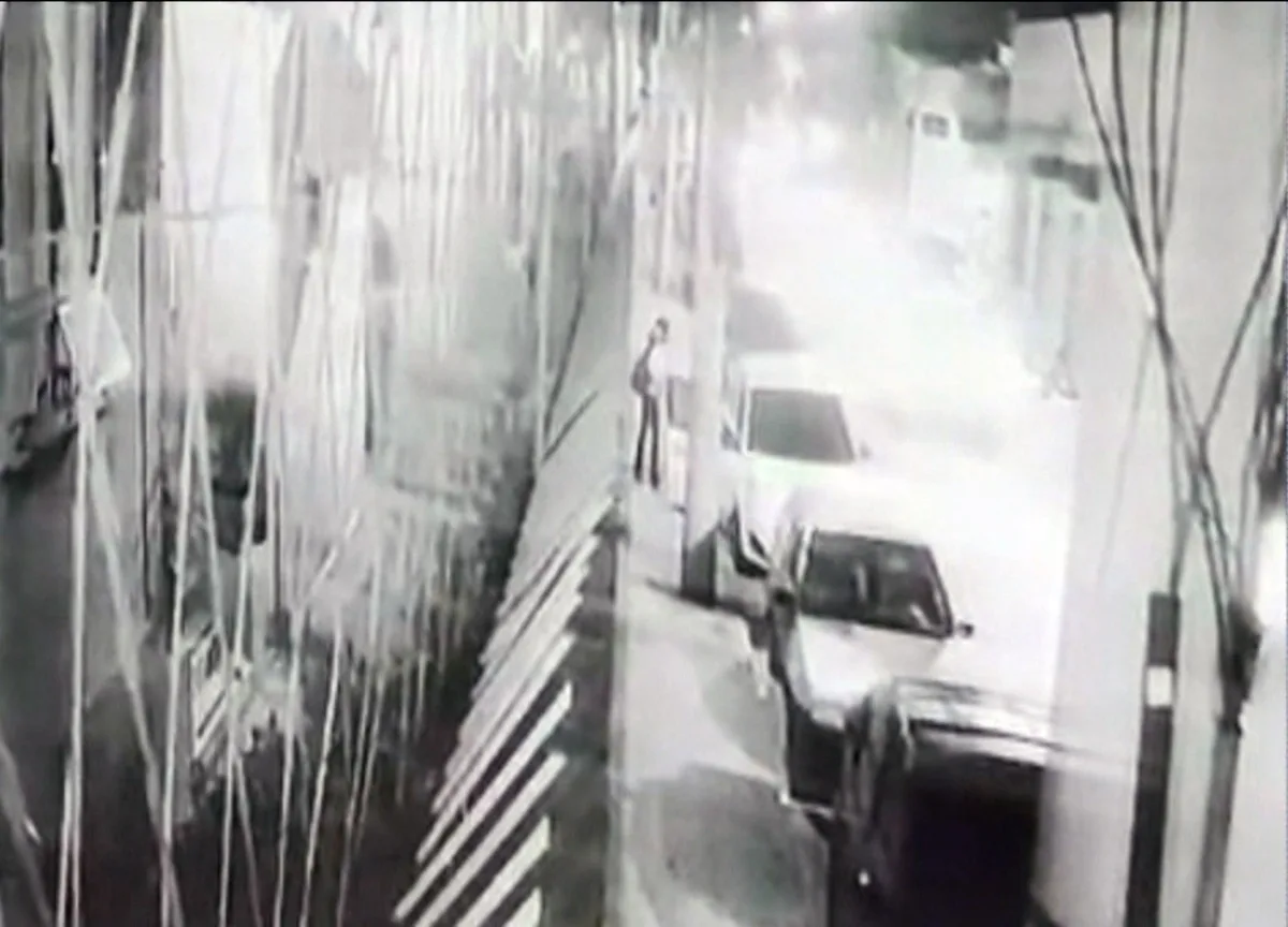 Suspeito é detido após adolescente escapar de carro em movimento no Rio