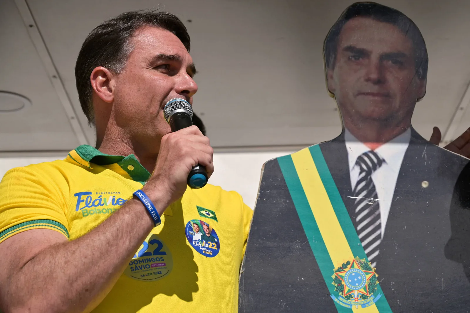 Biografia escrita por Flávio Bolsonaro defende ditadura e questiona urnas