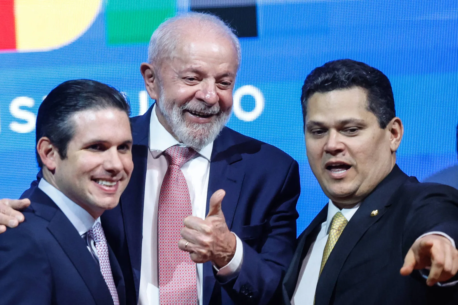 Disputa por comando do Congresso se abre com avanço de Flávio Bolsonaro