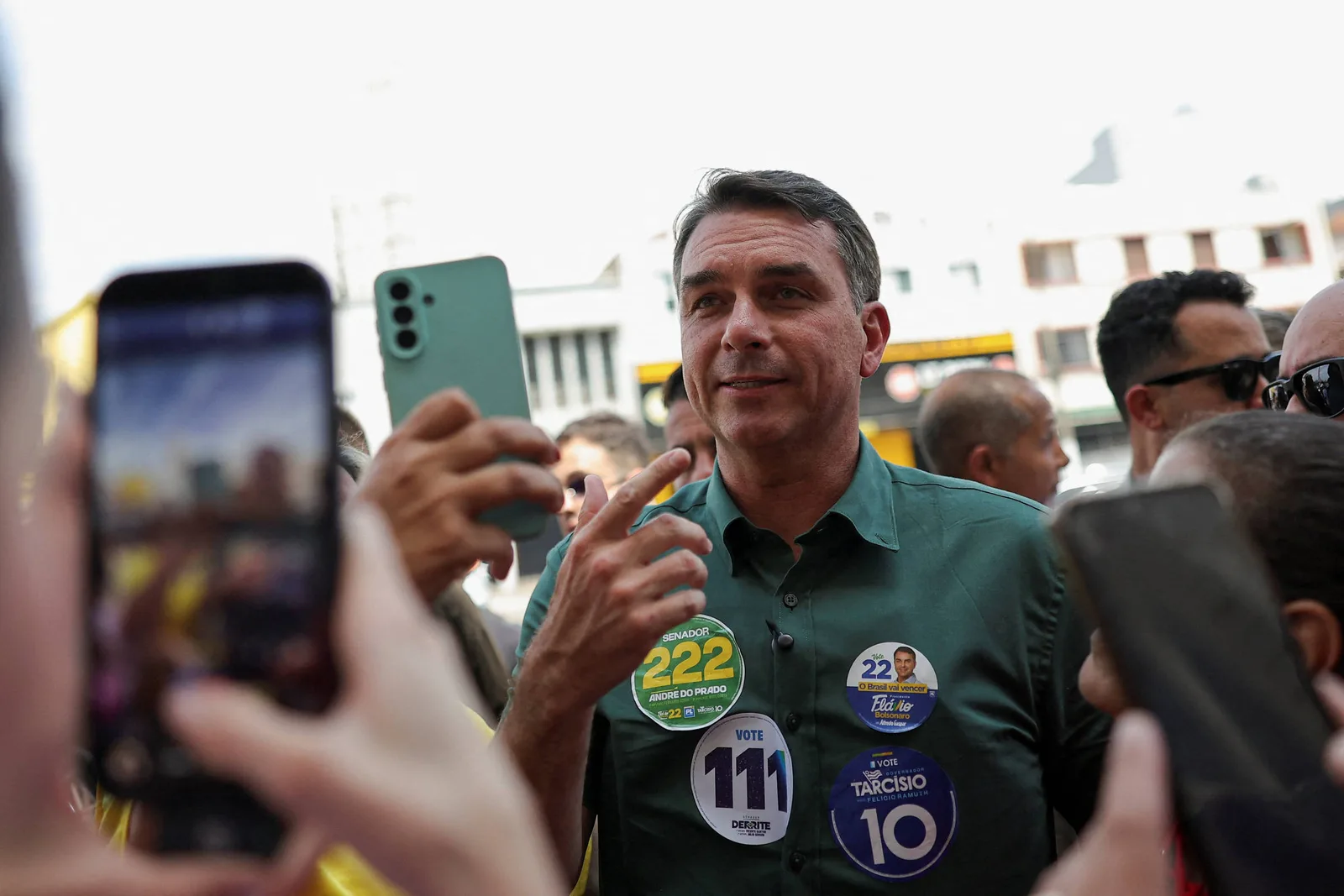 PT divulga acusações contra Flávio Bolsonaro, que não comenta reportagem