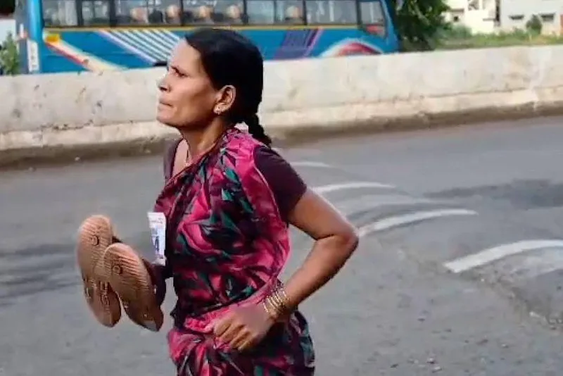 Viúva vence corrida descalça para pagar estudos das filhas na Índia