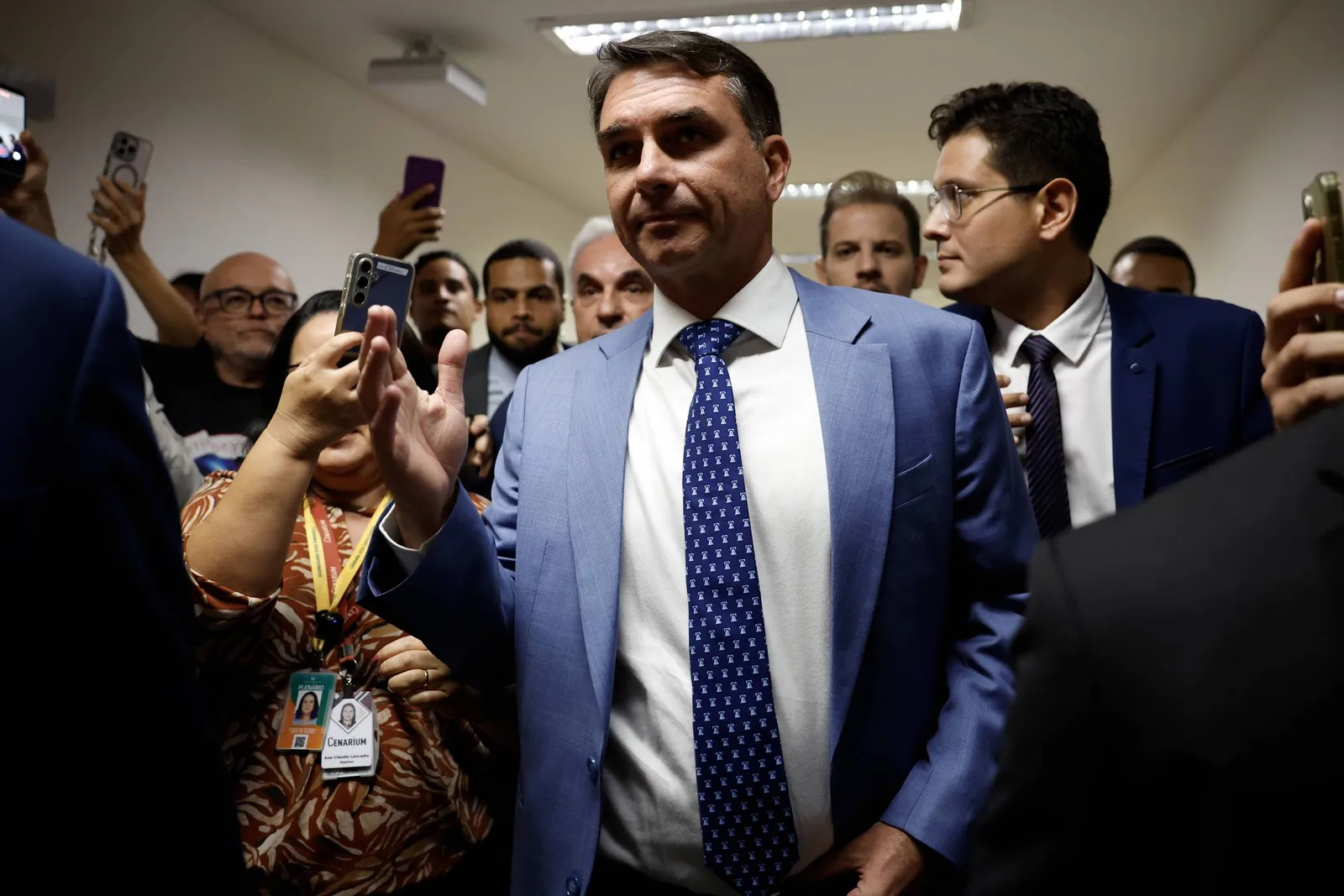Campanha de Flávio Bolsonaro acusa Dino de interferir na Justiça Eleitoral