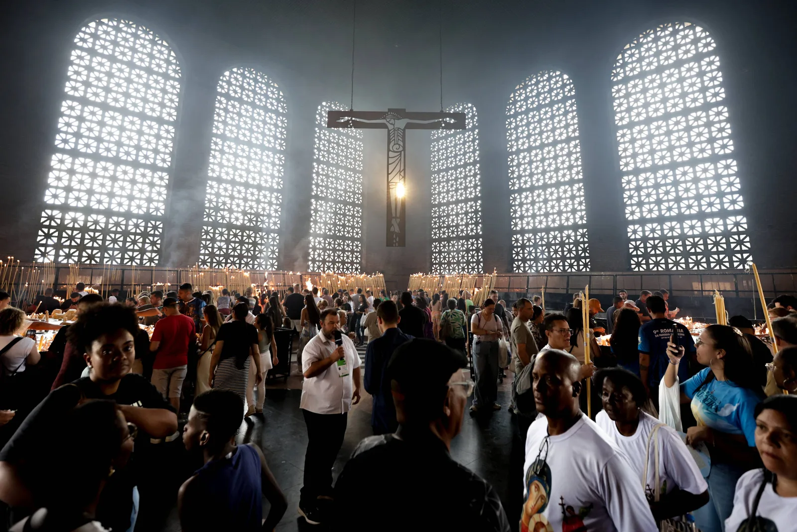 Leitores discutem religião, disputa eleitoral e atuação de instituições