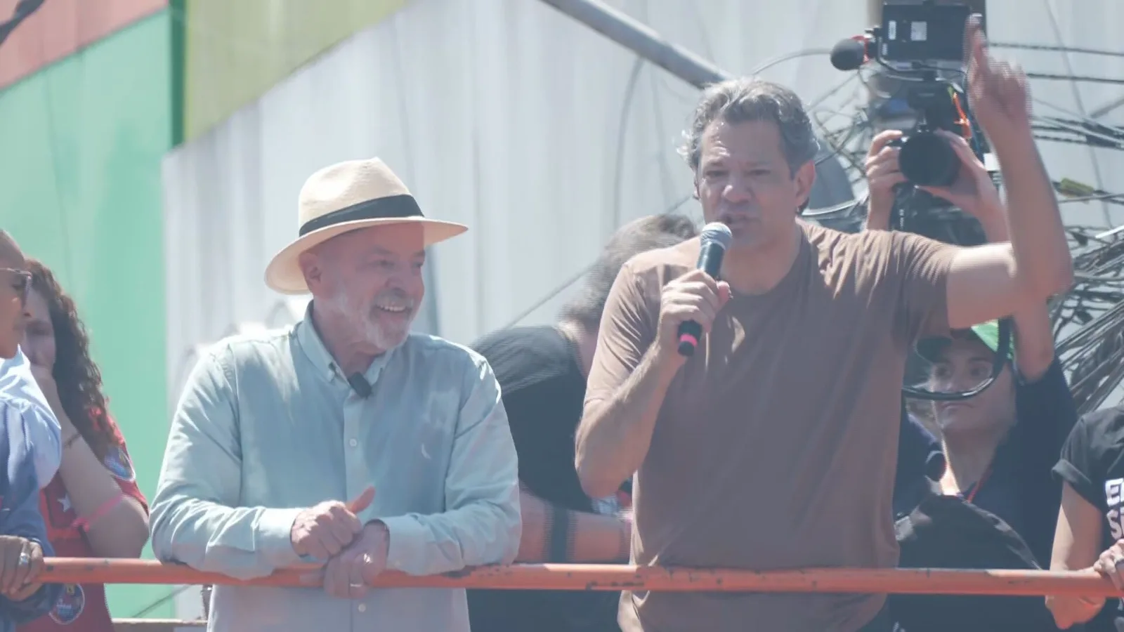 Haddad critica Flávio Bolsonaro por recursos do filme sobre Jair Bolsonaro