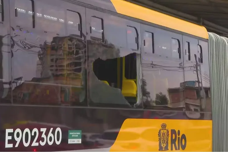 Homem é morto por disparo dentro de ônibus do BRT no Rio