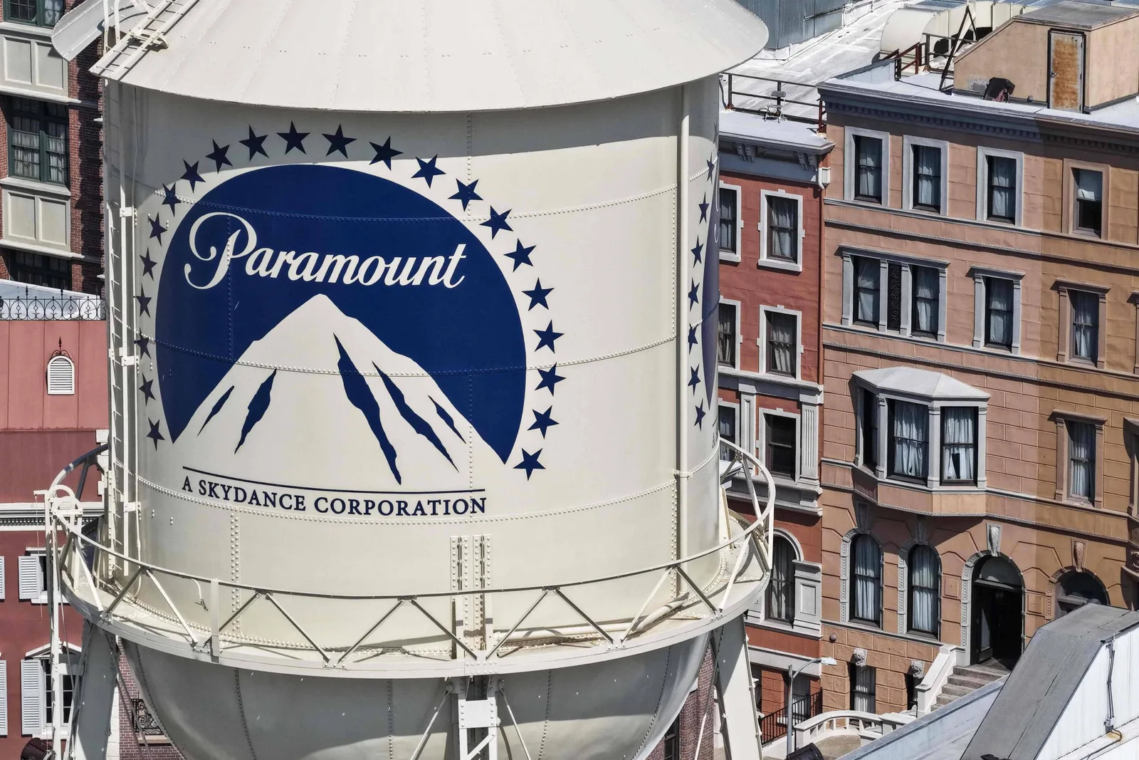 Paramount avalia incluir Elon Musk em consórcio para financiar aquisição da Warner