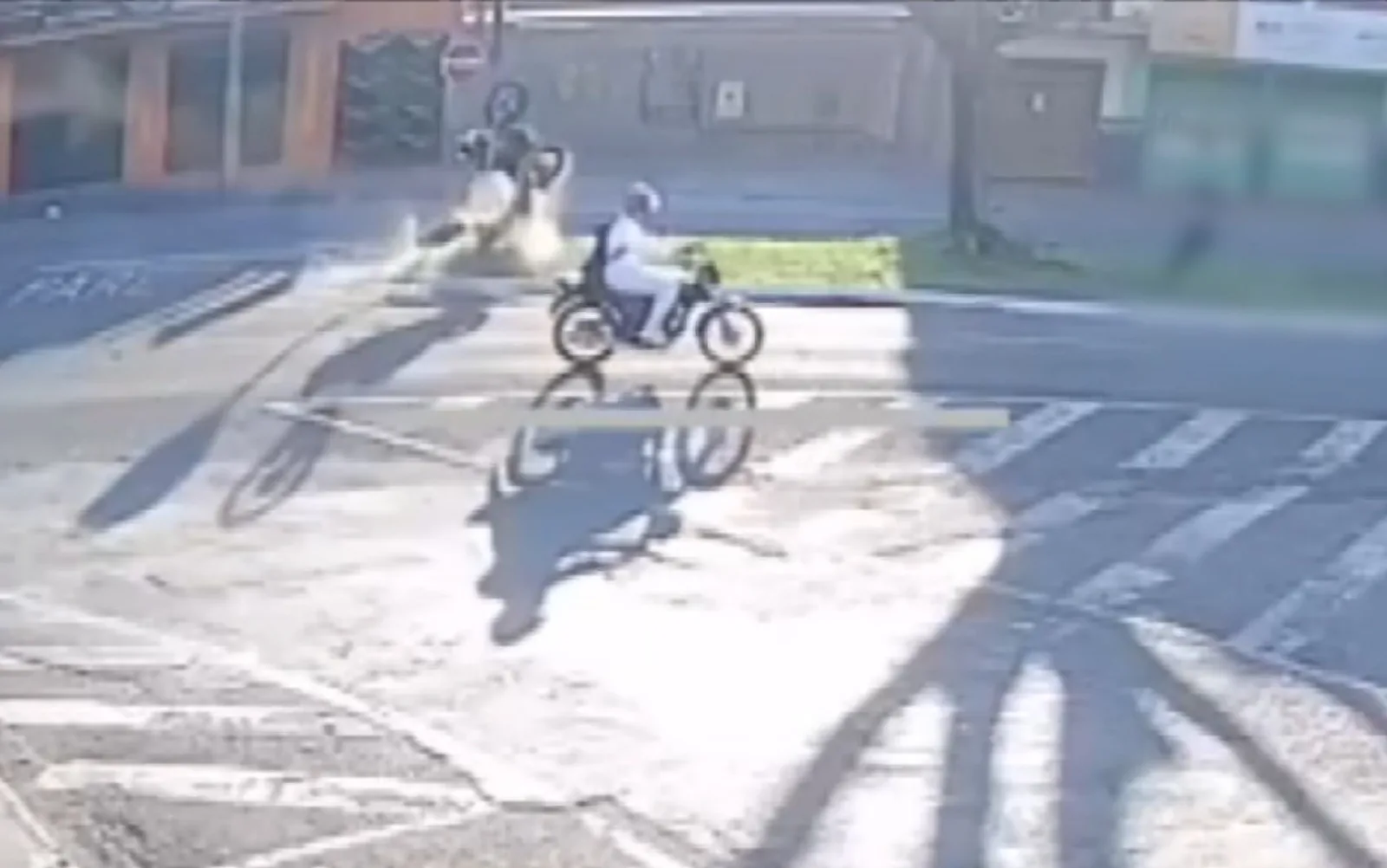 Motociclista perde controle durante manobra e bate em árvore em Franca