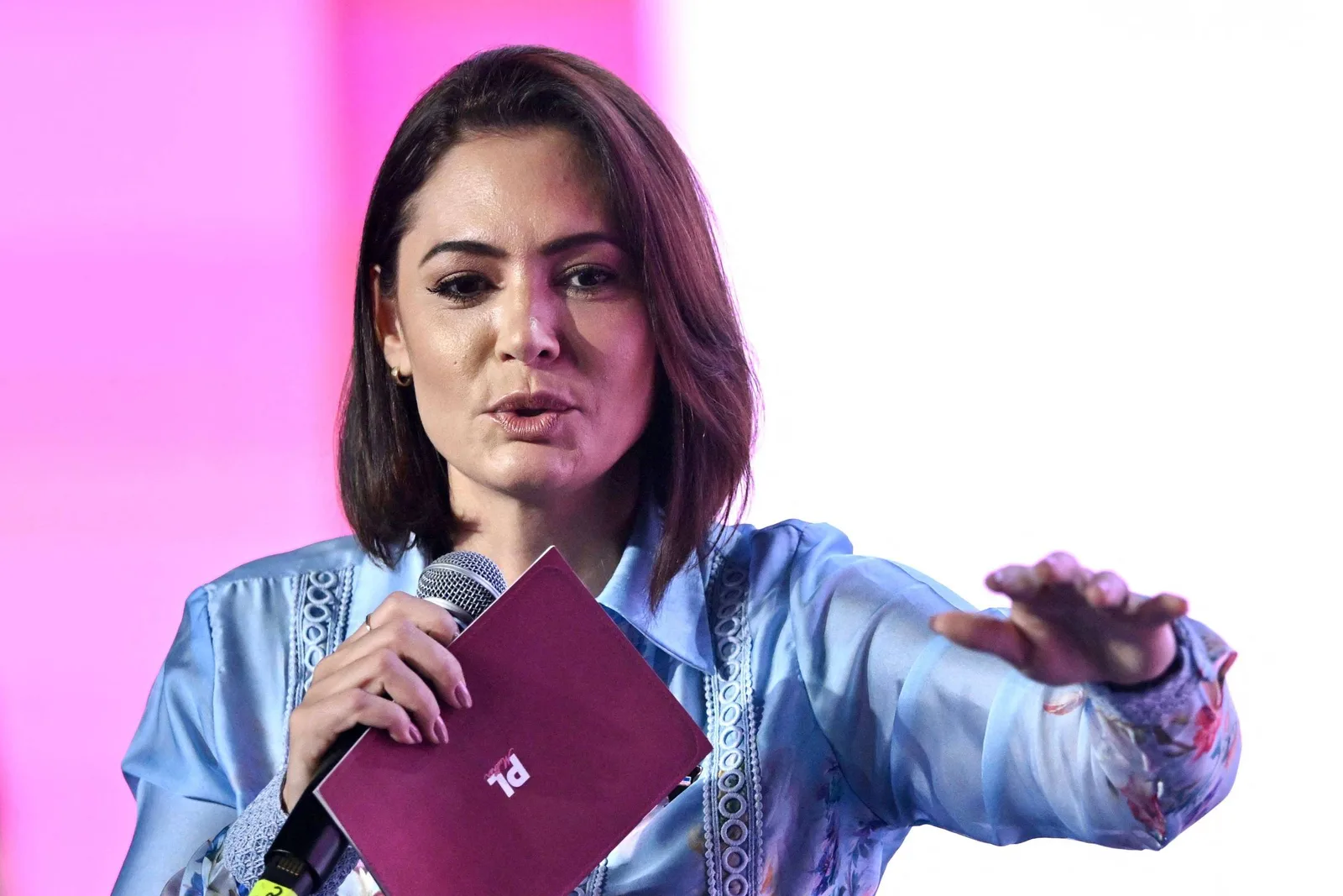 Michelle Bolsonaro declara apoio a André Mendonça em crise no STF