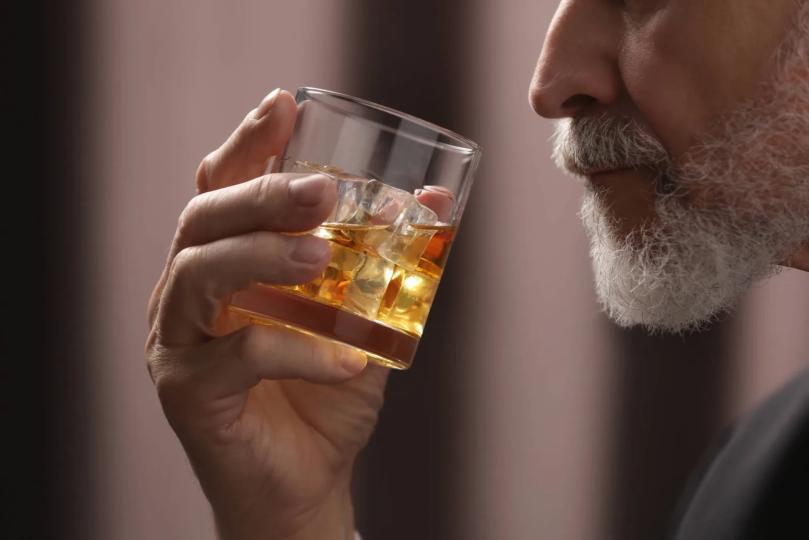 Álcool pode elevar risco de demência mesmo em níveis moderados, indicam estudos