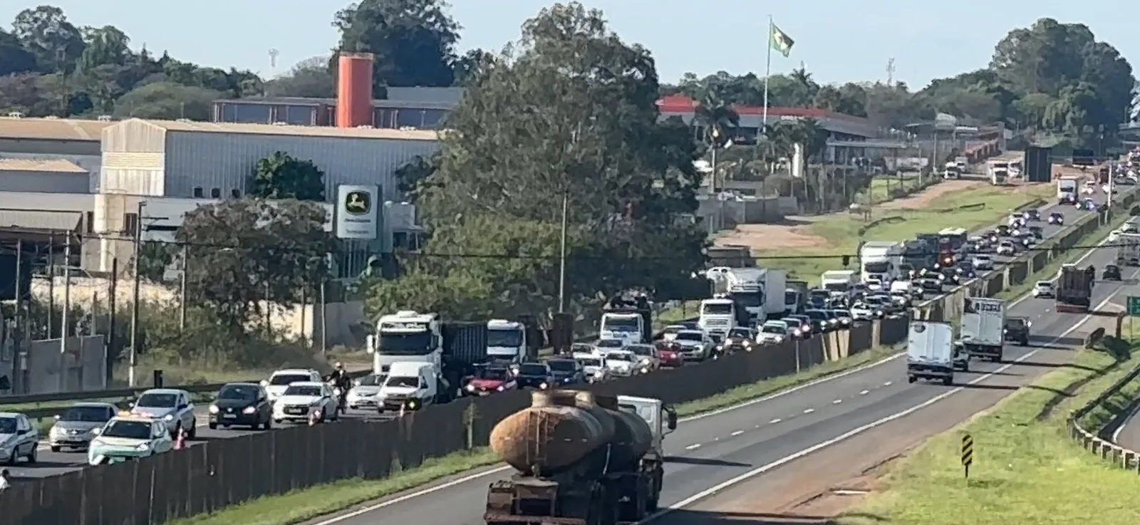 Seis acidentes deixam faixa interditada e trânsito lento na Rodovia do Açúcar