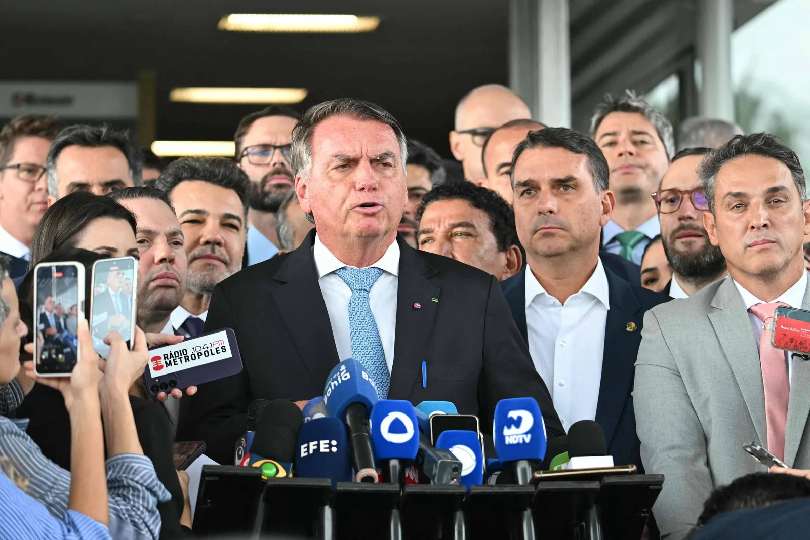 Defesa de Bolsonaro pede ao STF suspensão de pena em prisão domiciliar