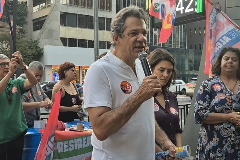 Haddad faz campanha para Lula na Paulista e minimiza vantagem de Flávio