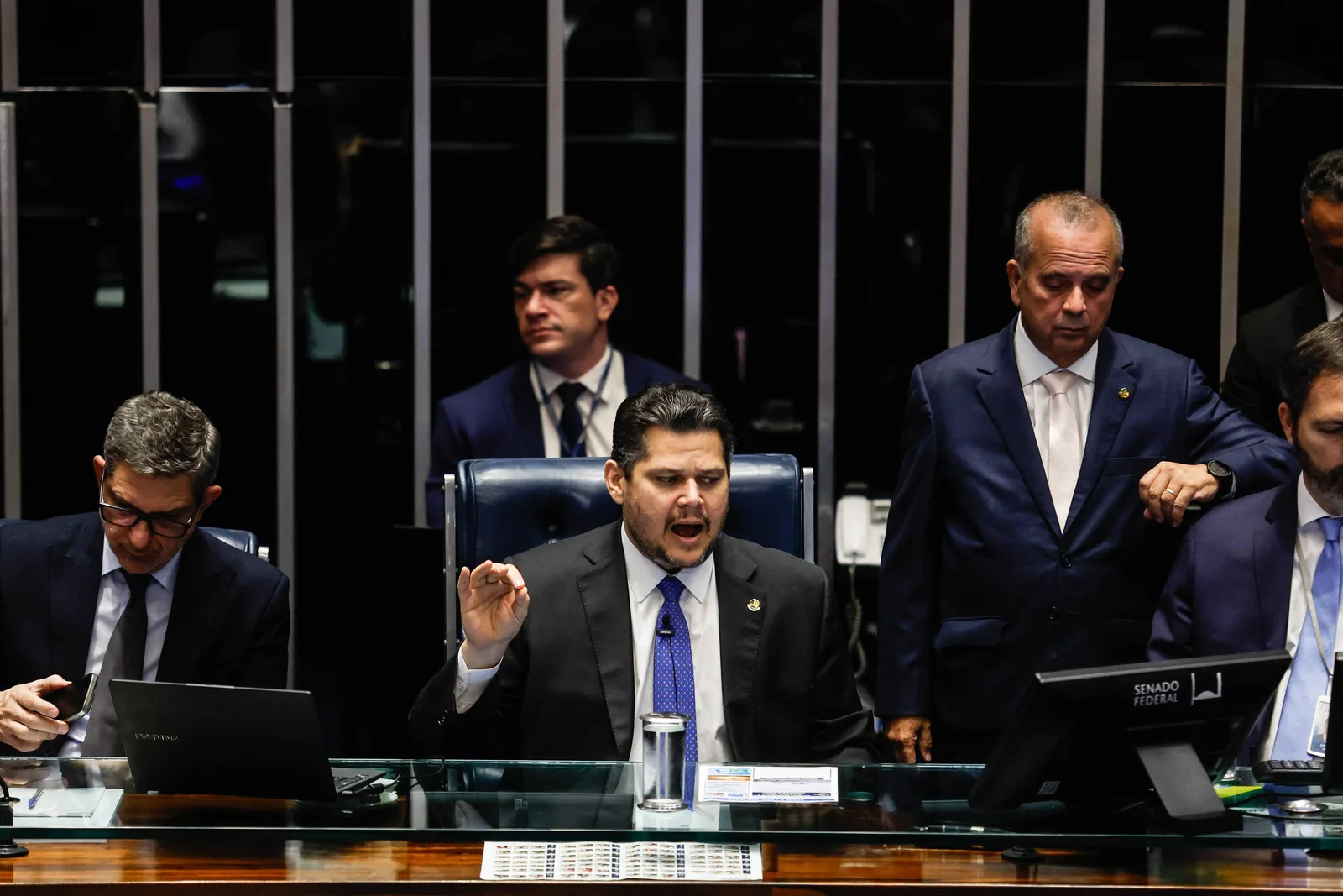 Senado mantém discussão da PEC que prevê fim da jornada 6x1