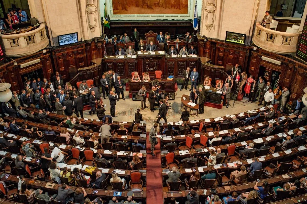 Ex-deputados tentam retornar à Alerj após nova crise no Legislativo do Rio