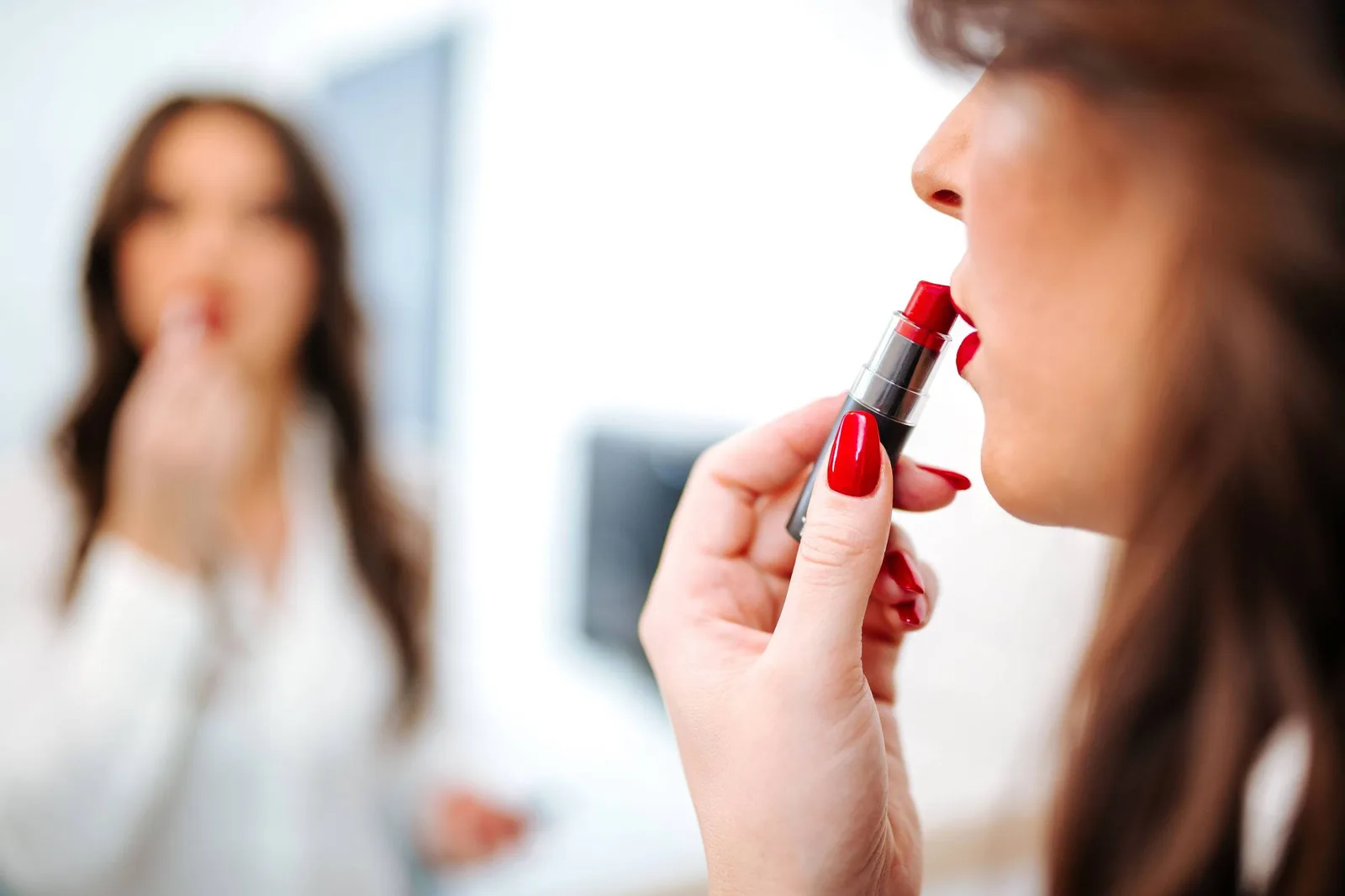 Batom vermelho pode seguir no trabalho com mudanças de intensidade