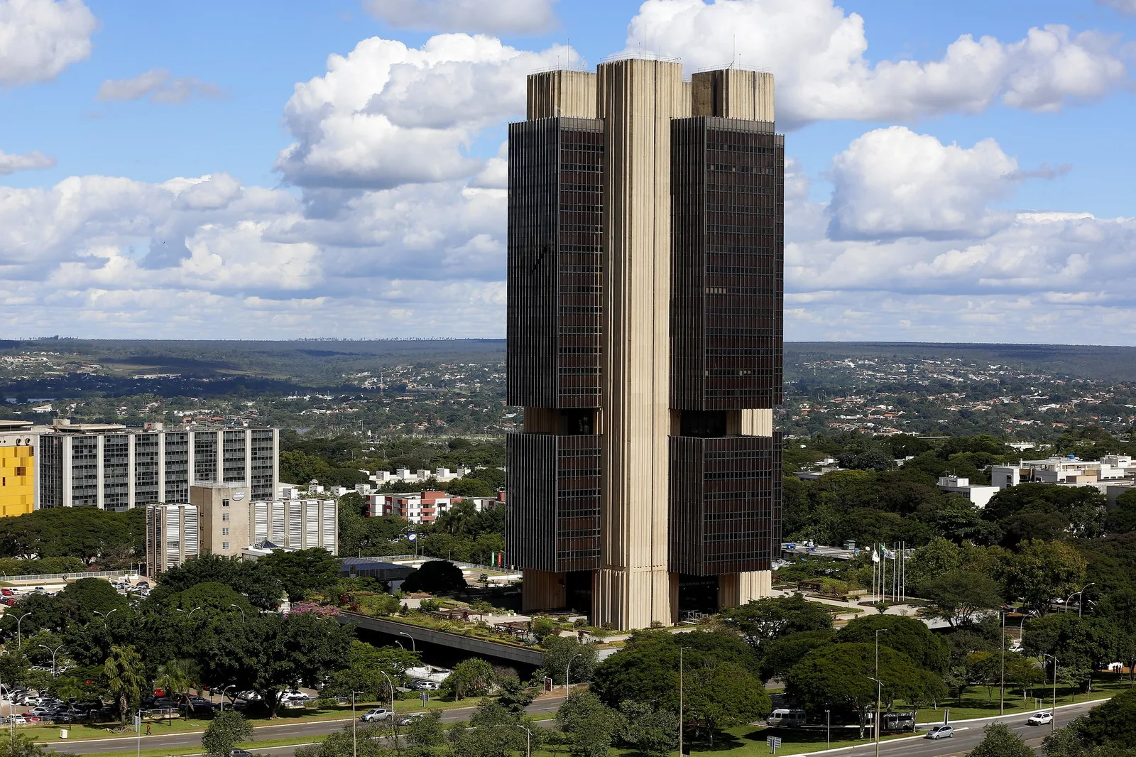 Brasil mantém maior juro real do mundo após Selic cair para 13,75%