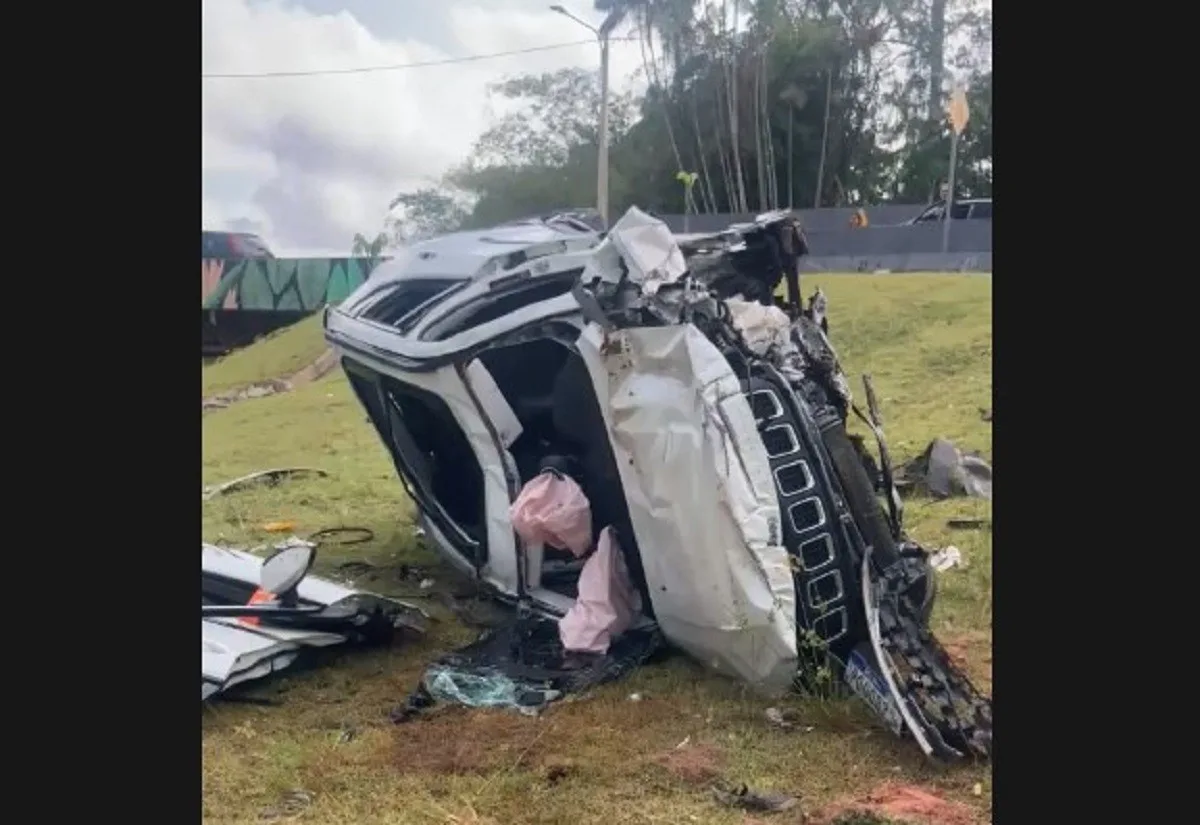 Capotamento deixa duas pessoas mortas em Belém
