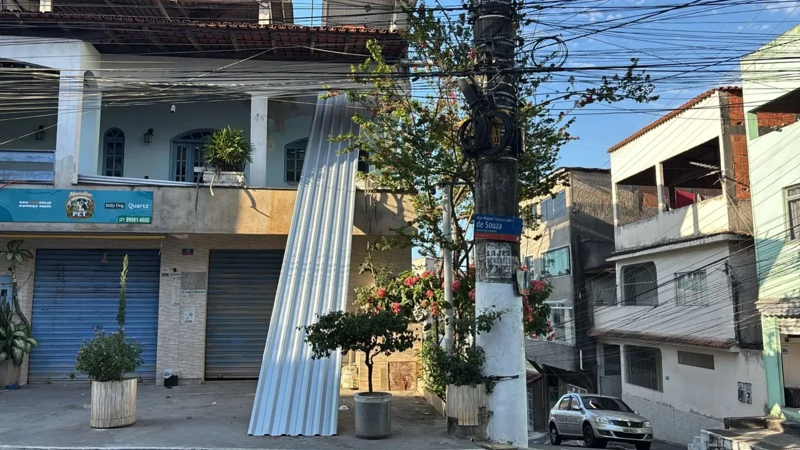 Homem morre após telha atingir rede elétrica em Vitória