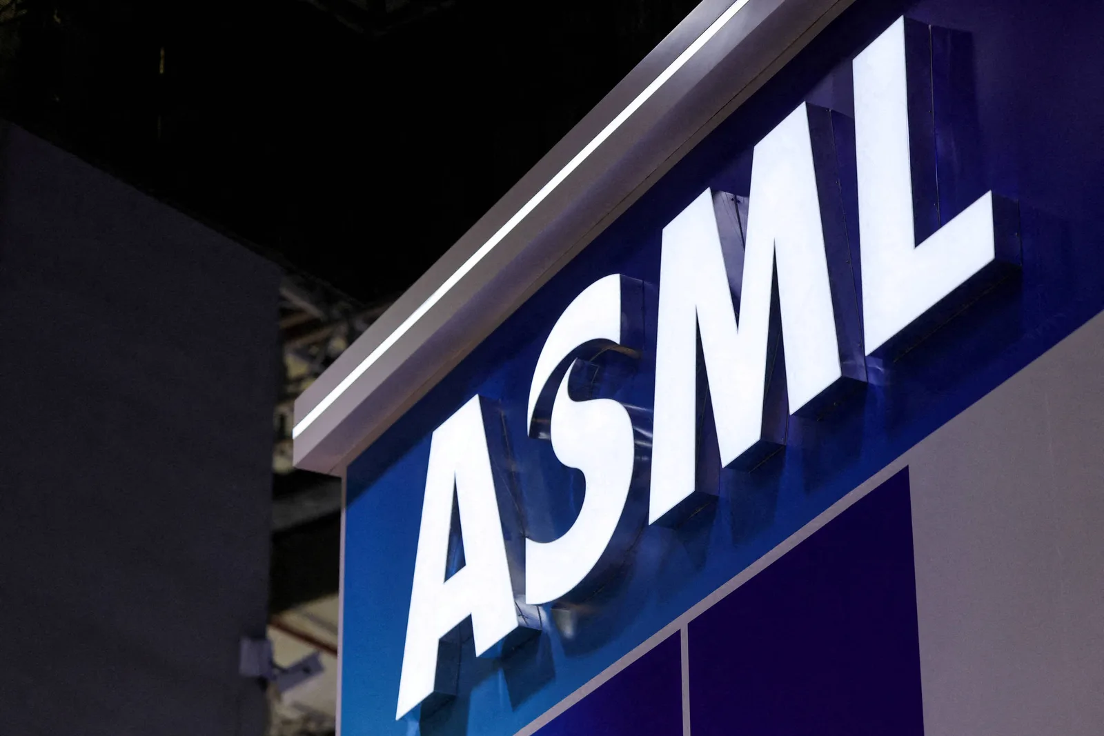 ASML controla máquinas essenciais para a fabricação de chips de IA