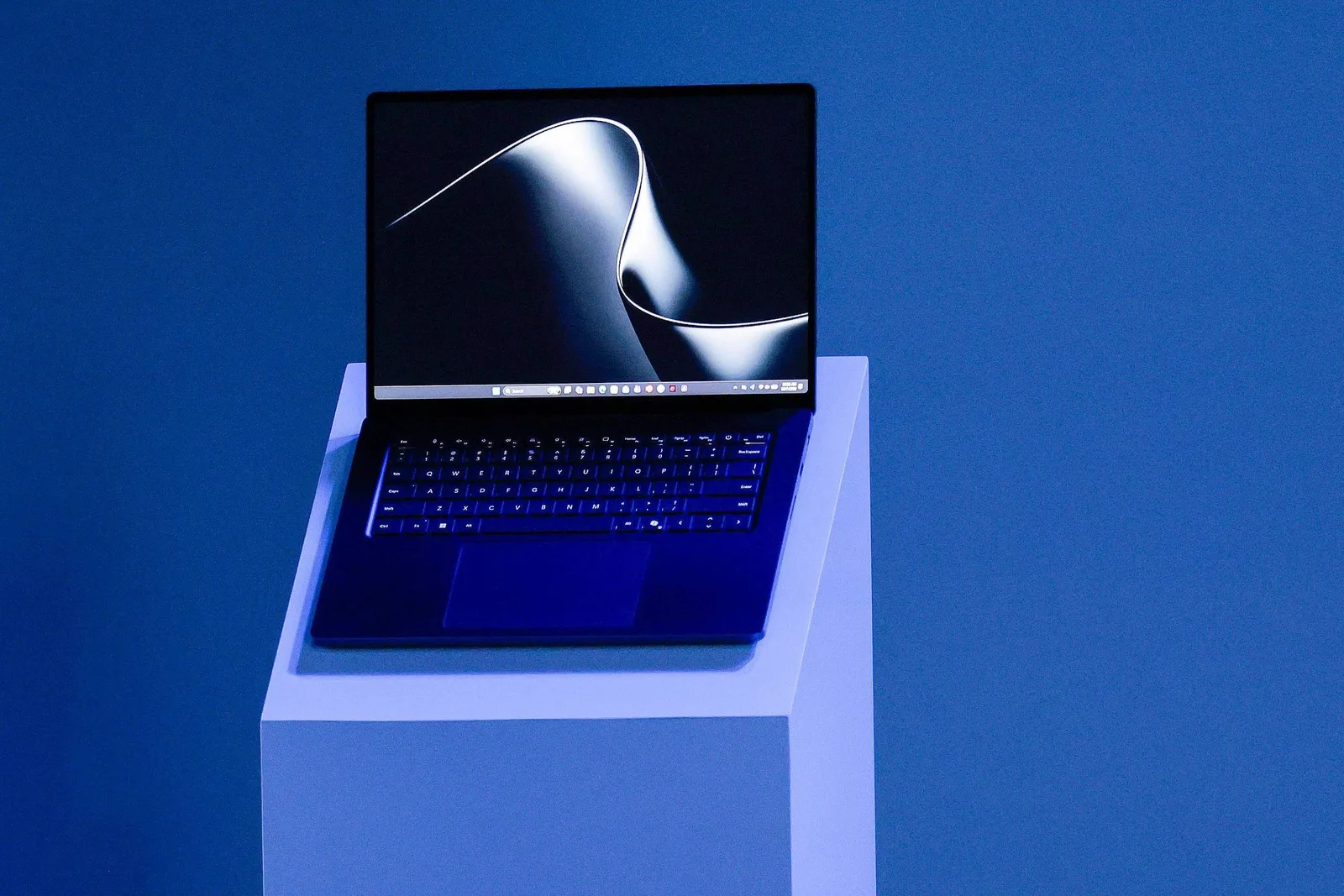 Microsoft lança laptop com Nvidia para rodar tarefas de IA fora da nuvem