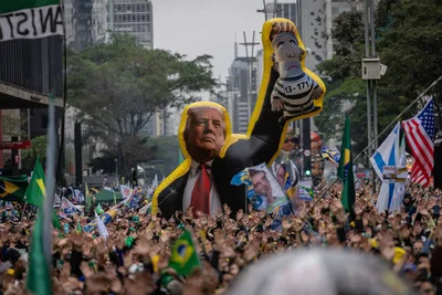 Flávio Bolsonaro diz que voto em Lula representa apoio a Moraes durante ato em São Paulo