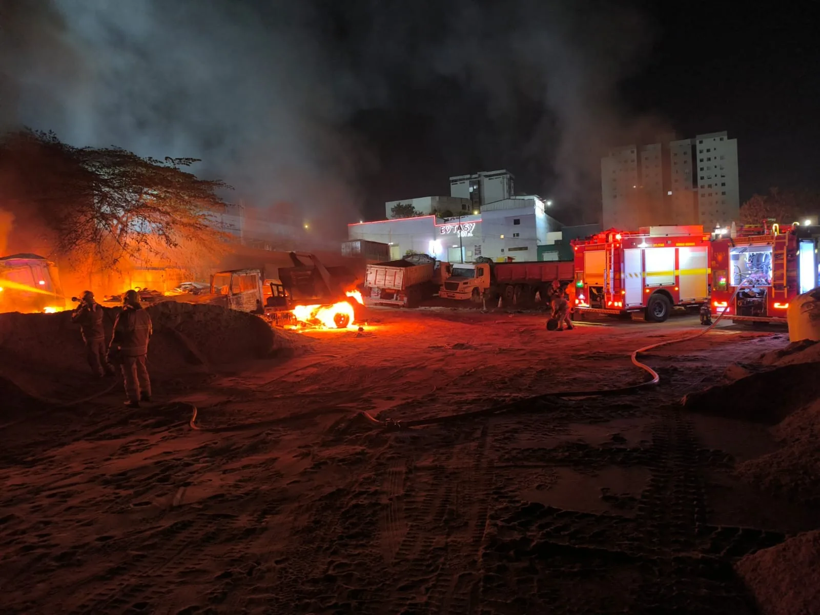 Bombeiros preservam pás-carregadeiras durante incêndio em empresa de Ipatinga