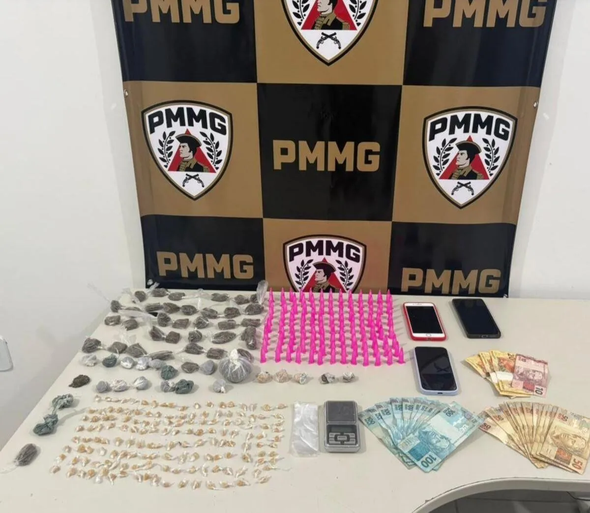 Ação em Goiabeira termina com apreensão de 130 pinos de cocaína e 152 pedras de crack
