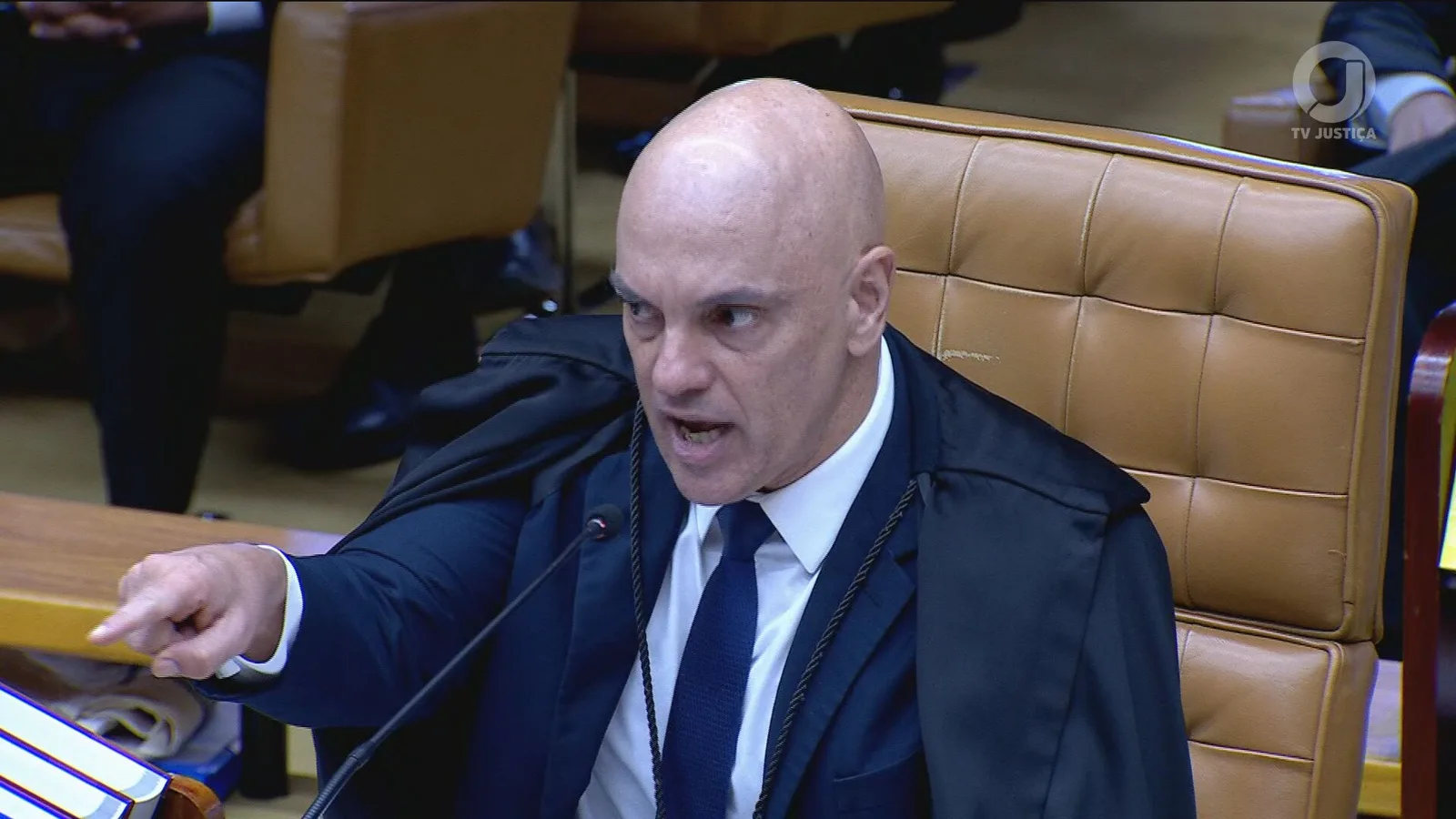 Sessão do STF tem embates entre ministros durante análise do Caso Master