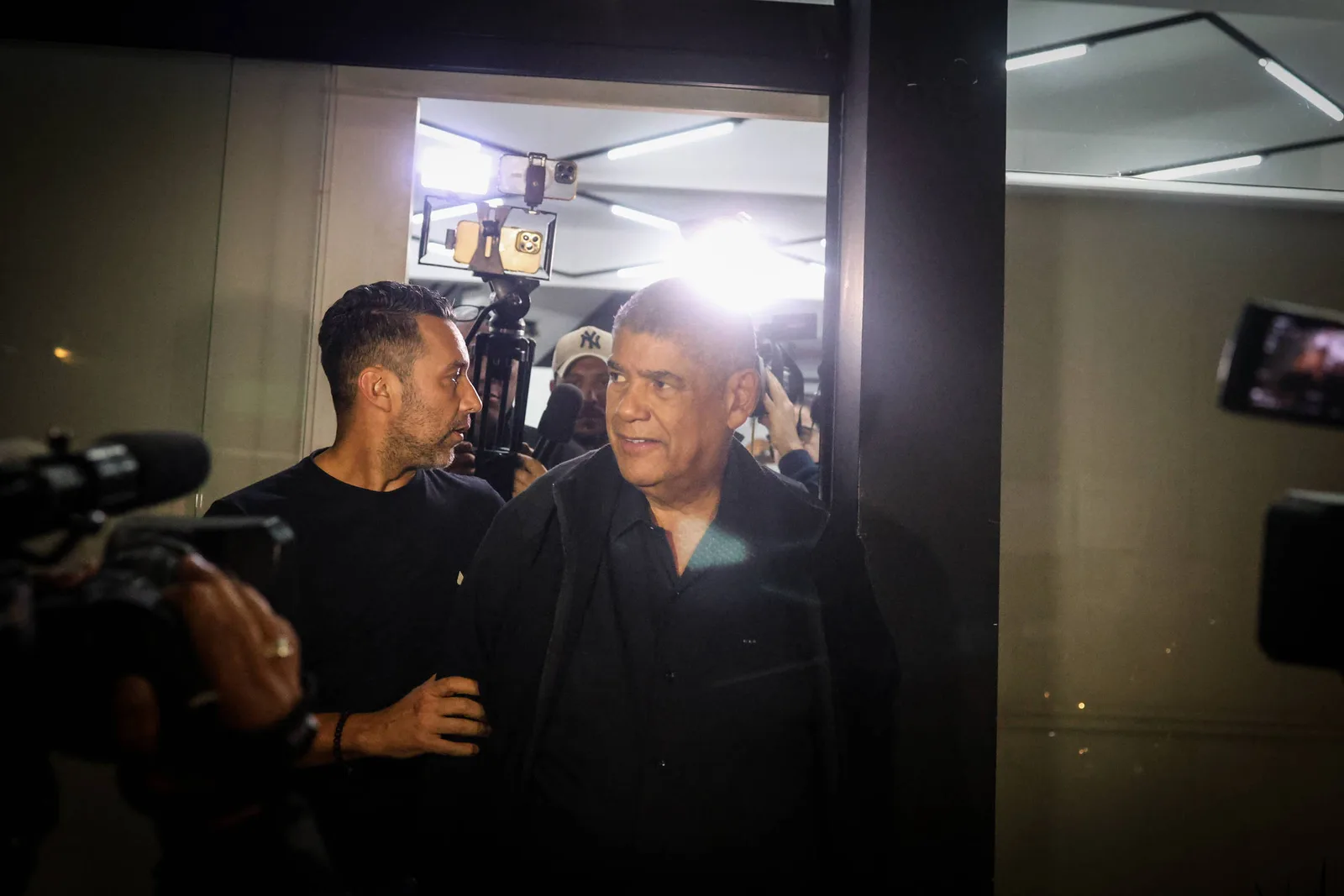 Milton Leite é levado para cadeia após se apresentar em Mogi das Cruzes