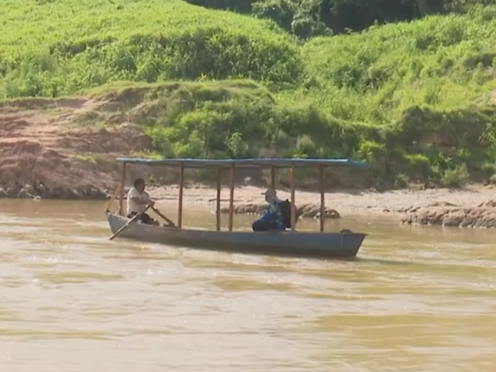 Seca reduz travessias de catraia no Rio Acre e preocupa comunidades