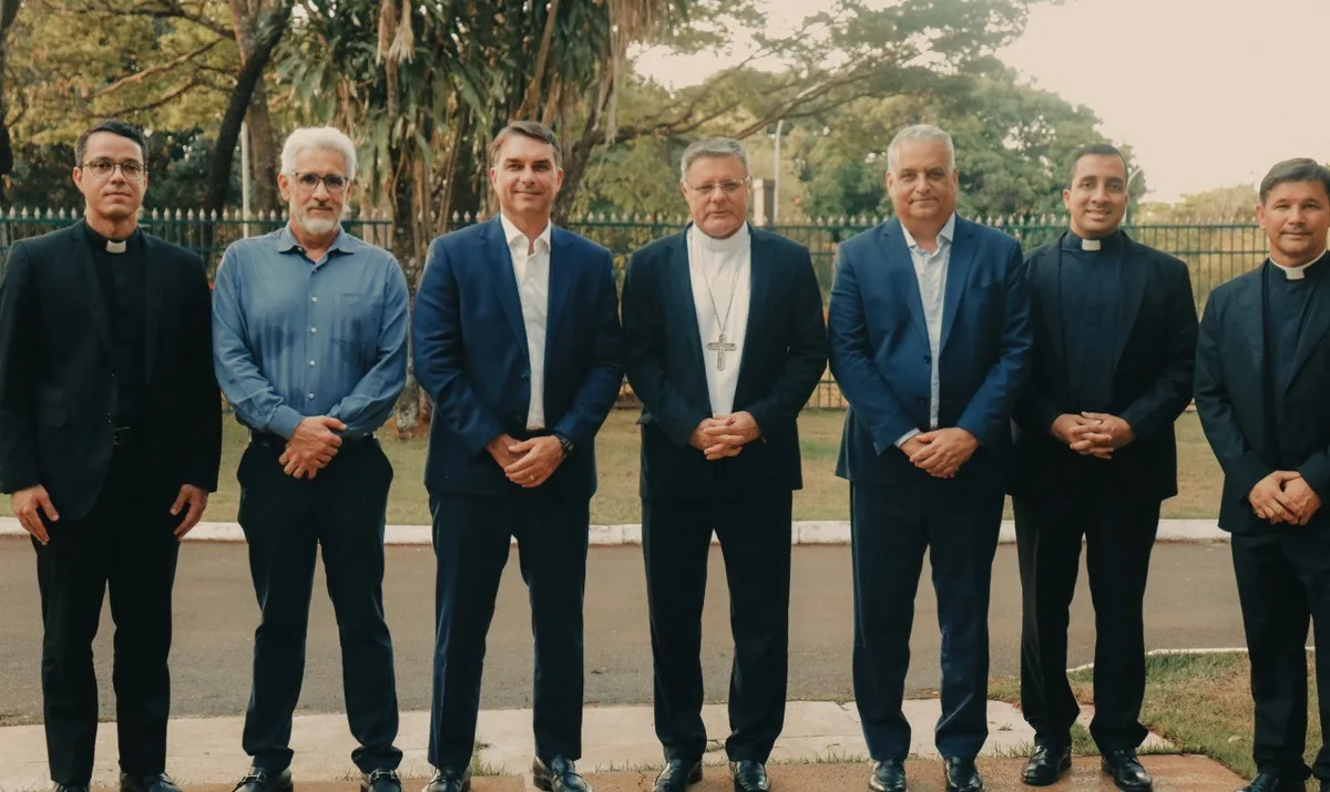 Flávio Bolsonaro se reúne com cardeal em Brasília durante campanha