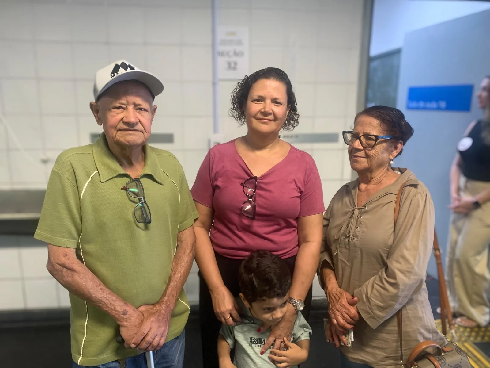 Professora percorre 85 km para votar em Cubatão com os pais e o filho