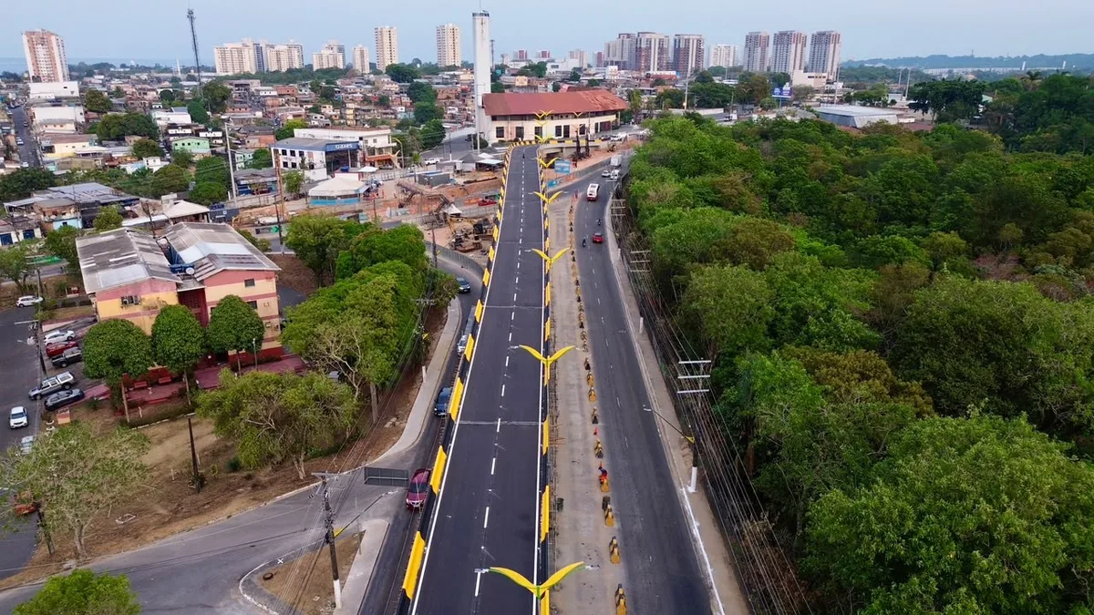Ônibus mantêm circulação durante obra na avenida Coronel Teixeira, em Manaus