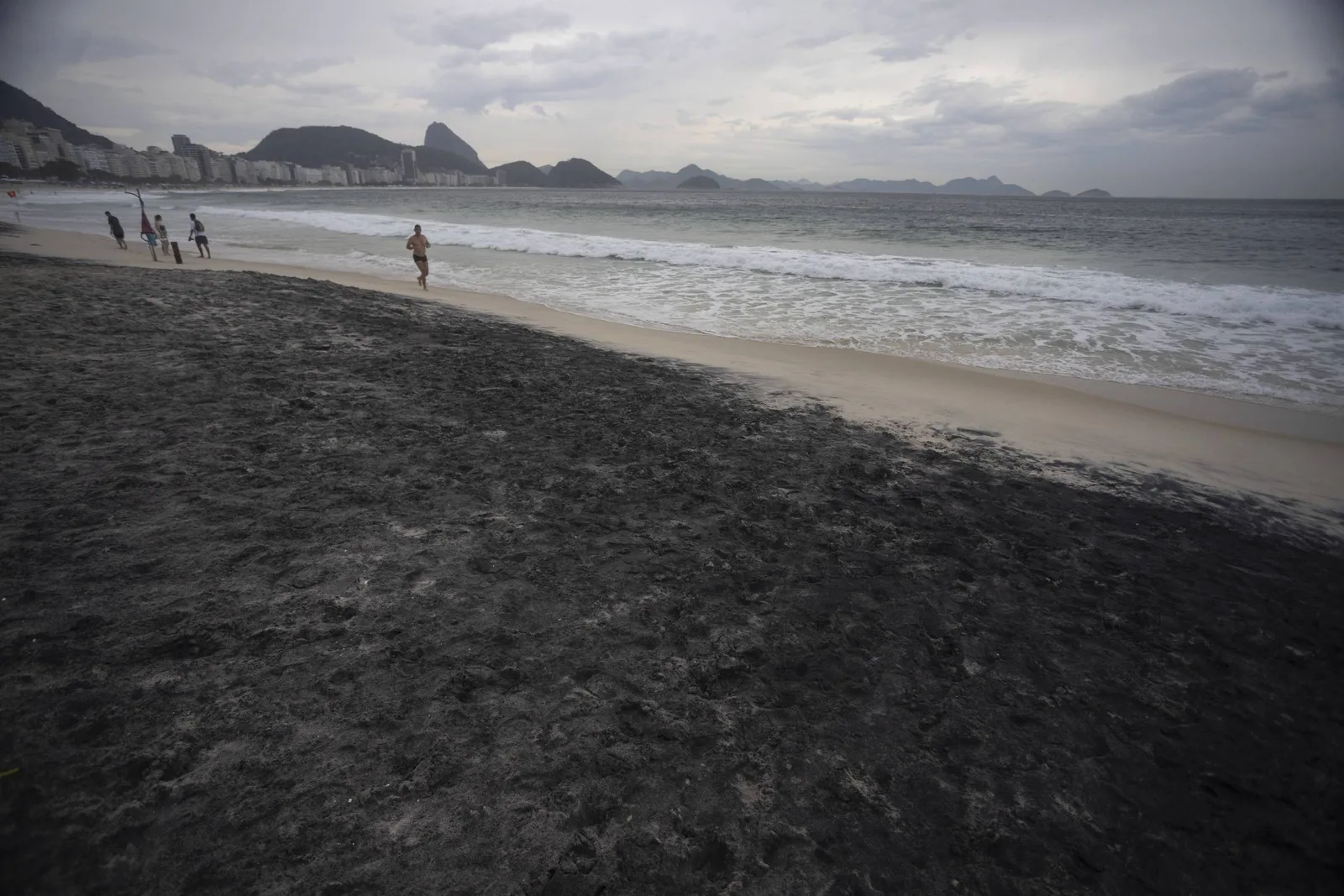 Mancha escura aparece na areia da praia de Copacabana