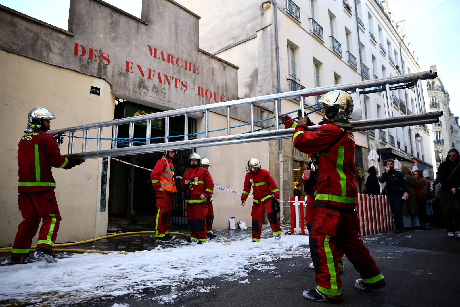 Fogo derruba parte da estrutura e destrói mercado histórico em Paris