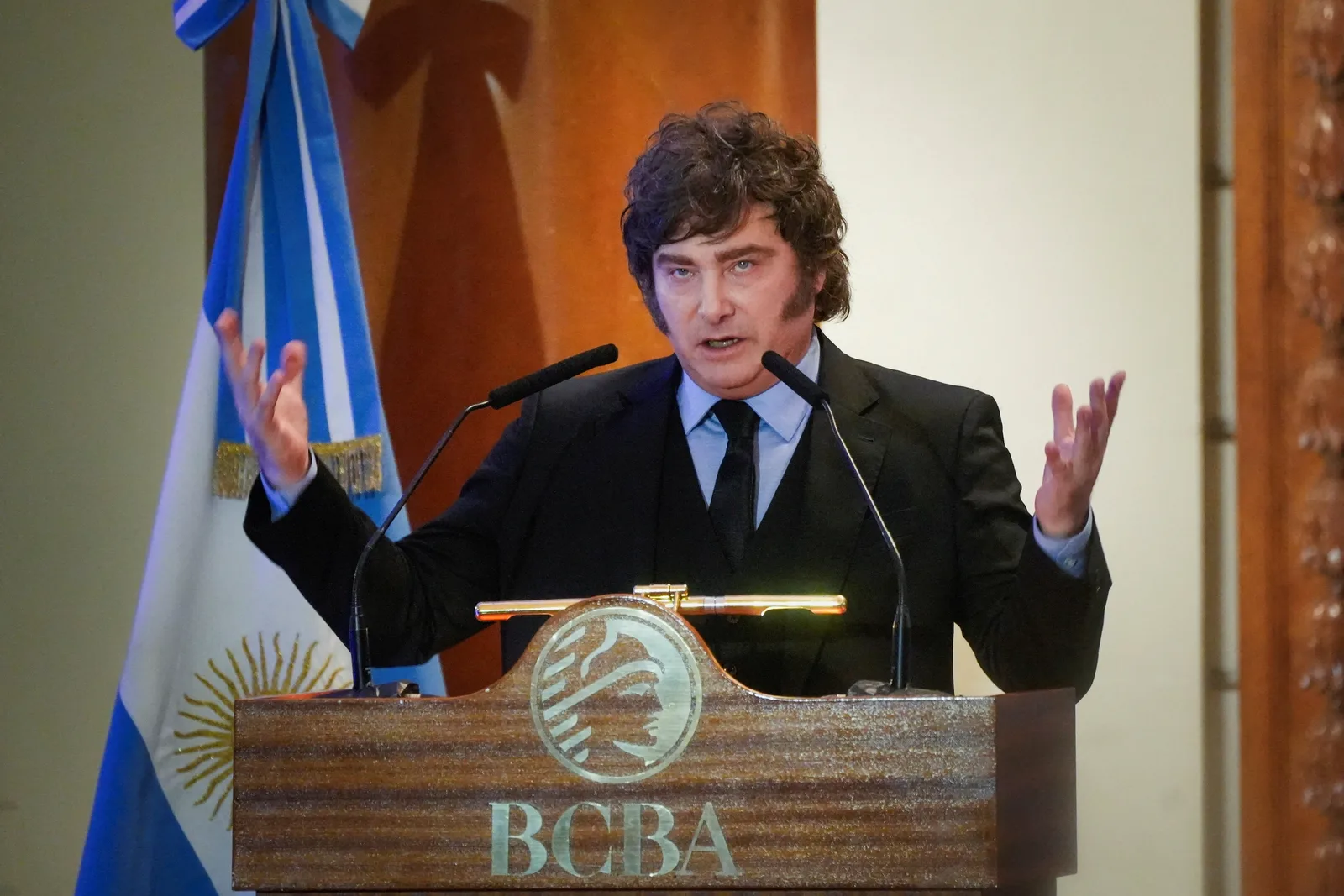 Argentina registra fechamento de empresas em meio a crescimento desigual no governo Milei