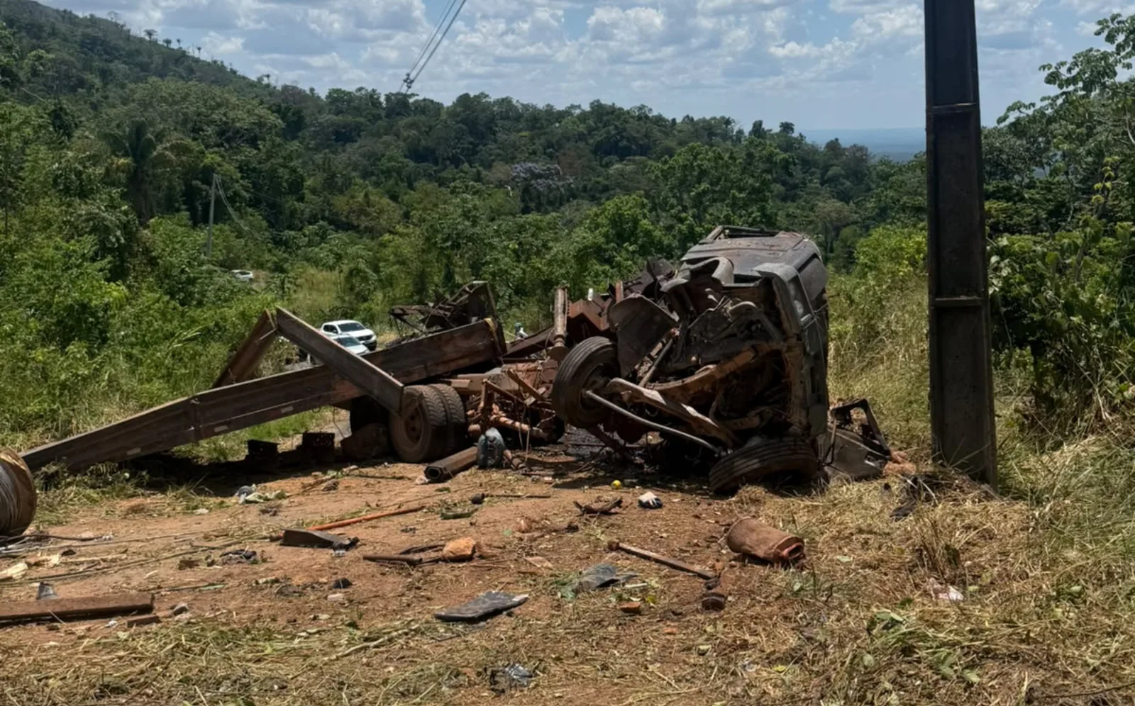 Caminhão tomba em ladeira e deixa dois mortos em Amajari, em Roraima