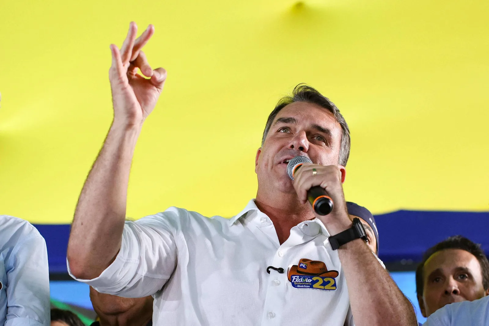 Flávio Bolsonaro promete reduzir imposto sobre a folha se for eleito