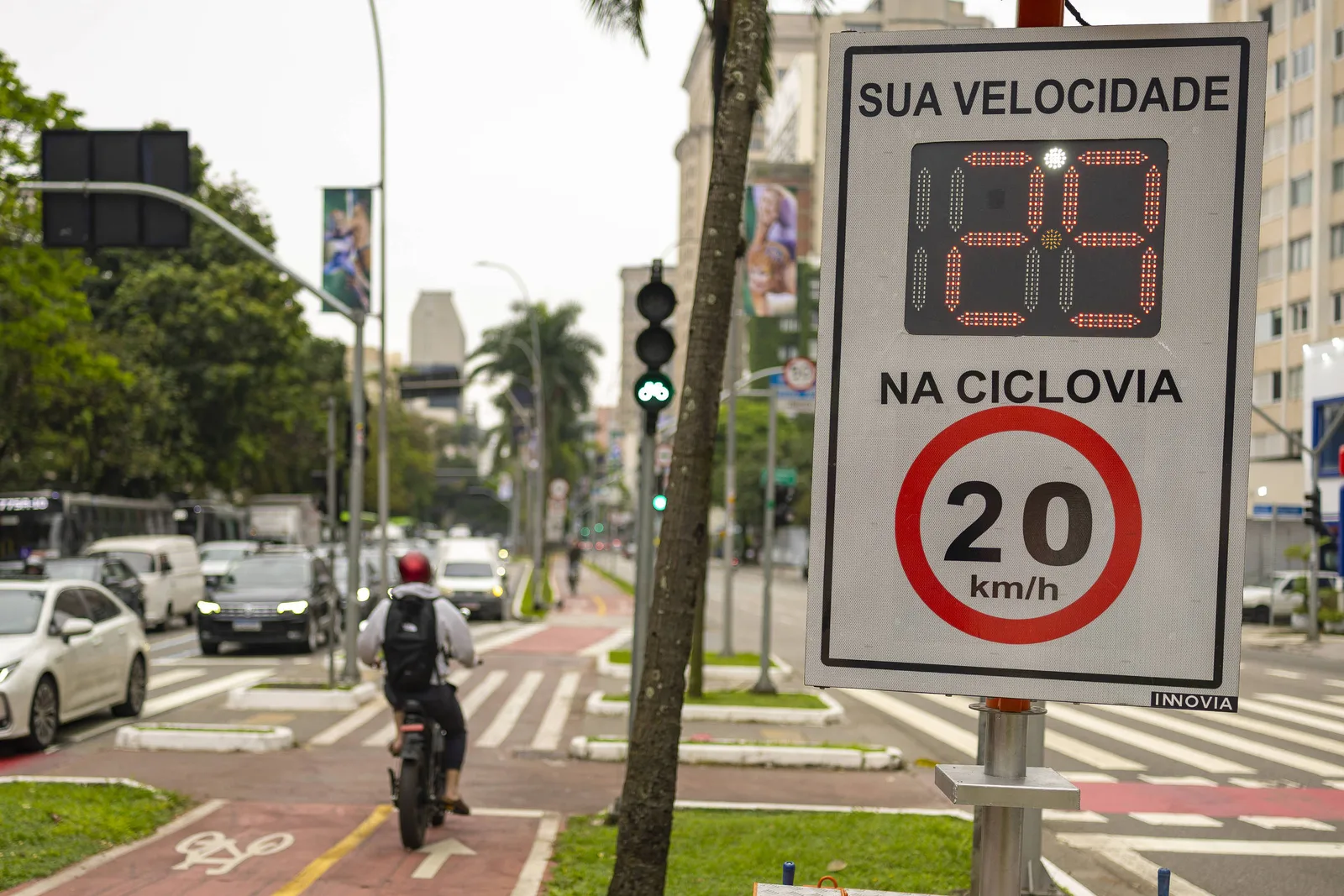 CET instala painéis de velocidade na ciclovia da Faria Lima